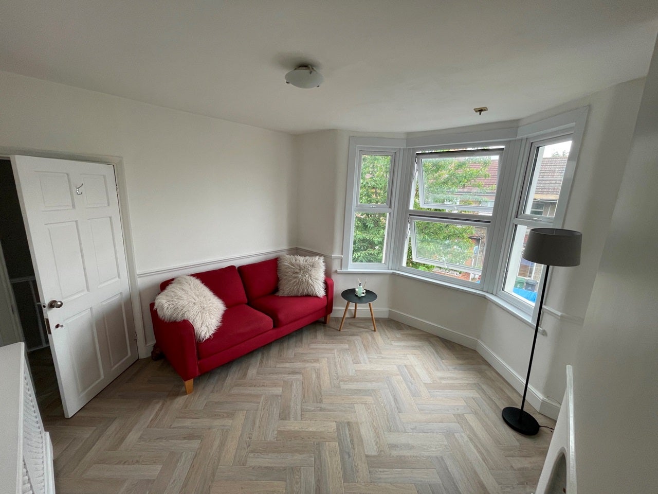 Flat Goldsmith Road in Greater London
