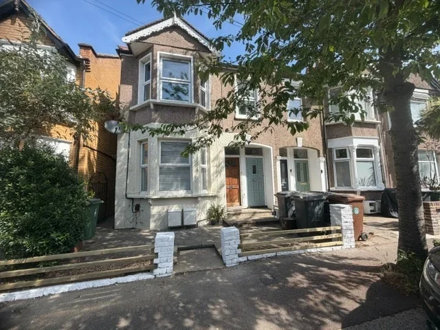 Flat Goldsmith Road in Greater London