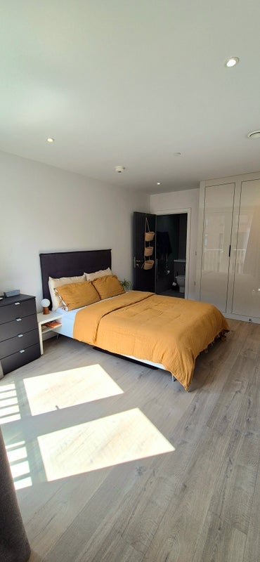 Room Parkes Street in Greater London