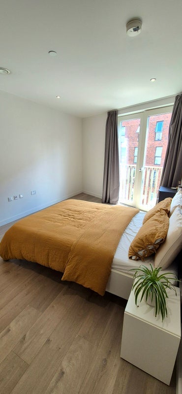 Room Parkes Street in Greater London