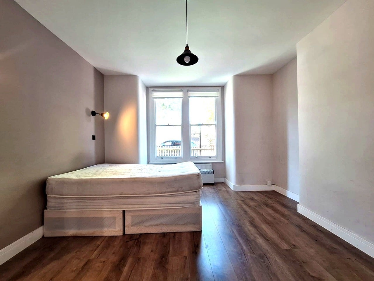 Flat Dermody Gardens in Greater London