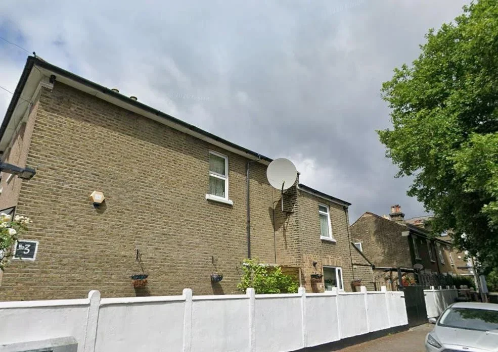 Flat Dermody Gardens in Greater London