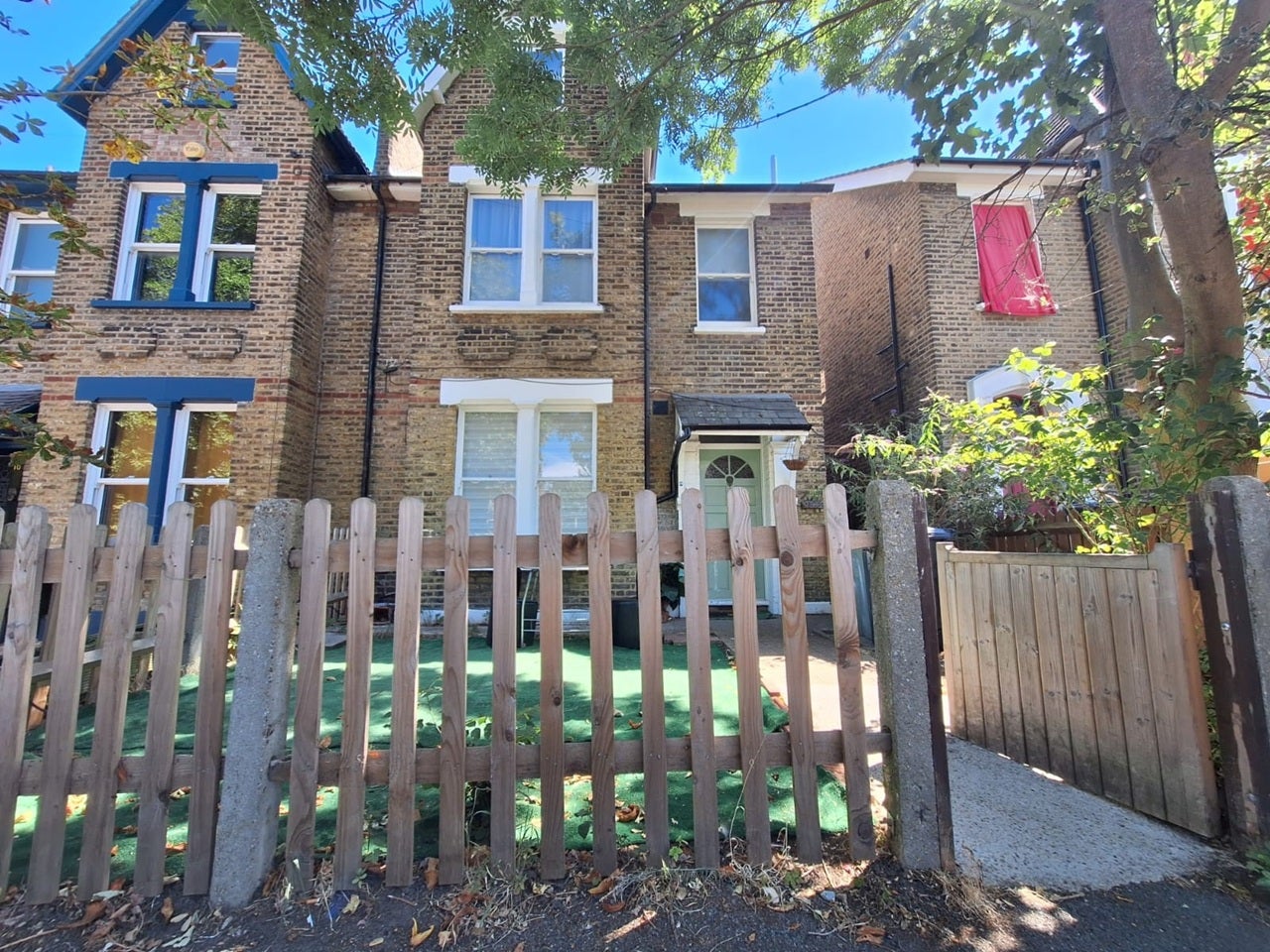 Flat Dermody Gardens in Greater London