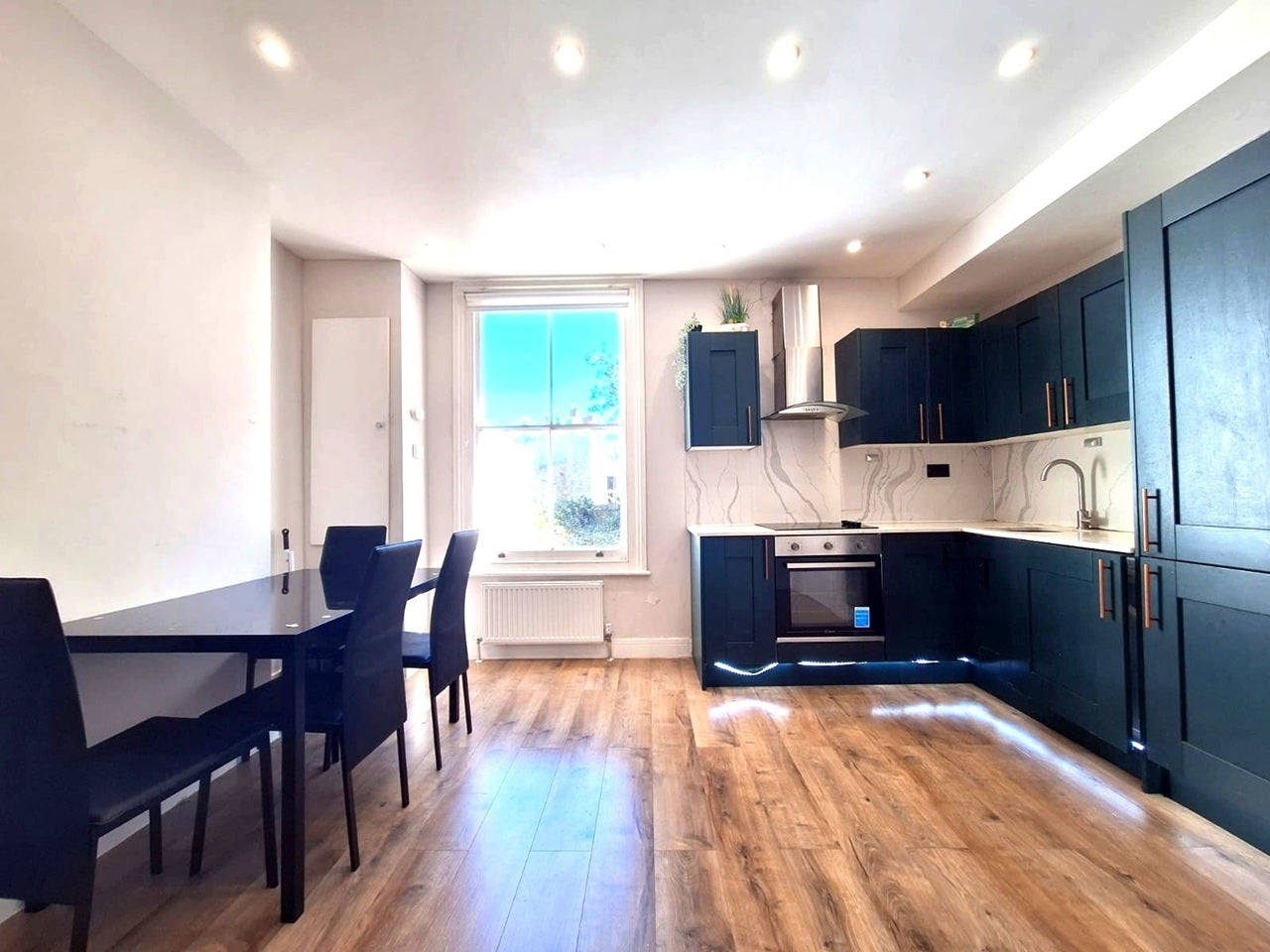 Flat Dermody Gardens in Greater London