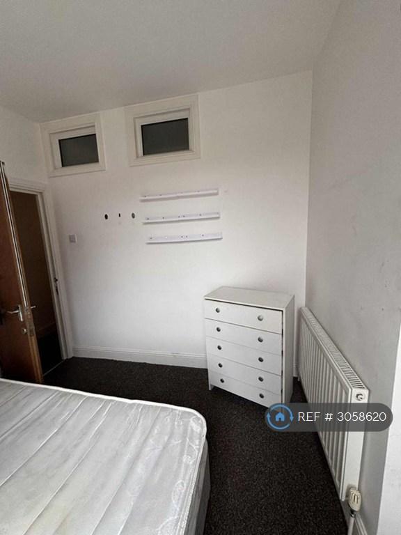 Room Dronfield Road in North East Derbyshire