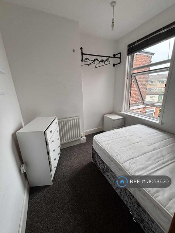 Room Dronfield Road in North East Derbyshire