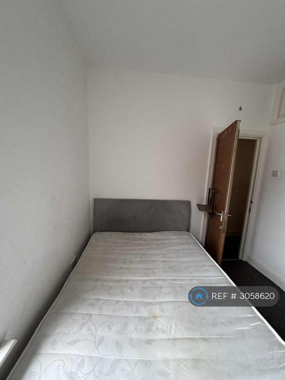 Room Dronfield Road in North East Derbyshire