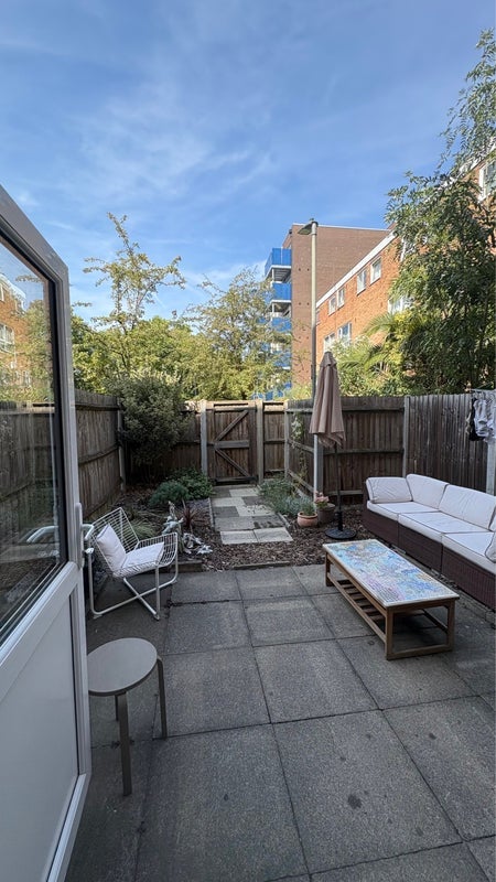 Room Burdett Road in Greater London