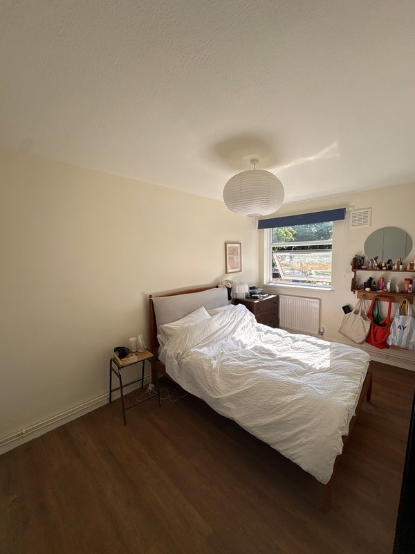 Room Burdett Road in Greater London