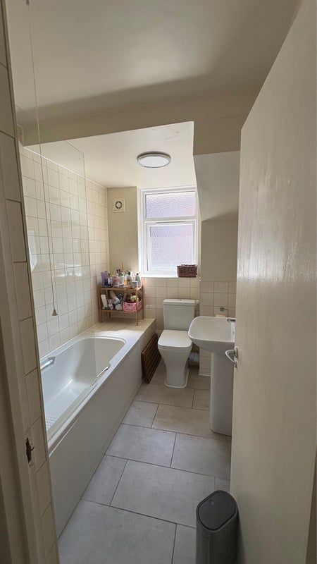 Room Burdett Road in Greater London