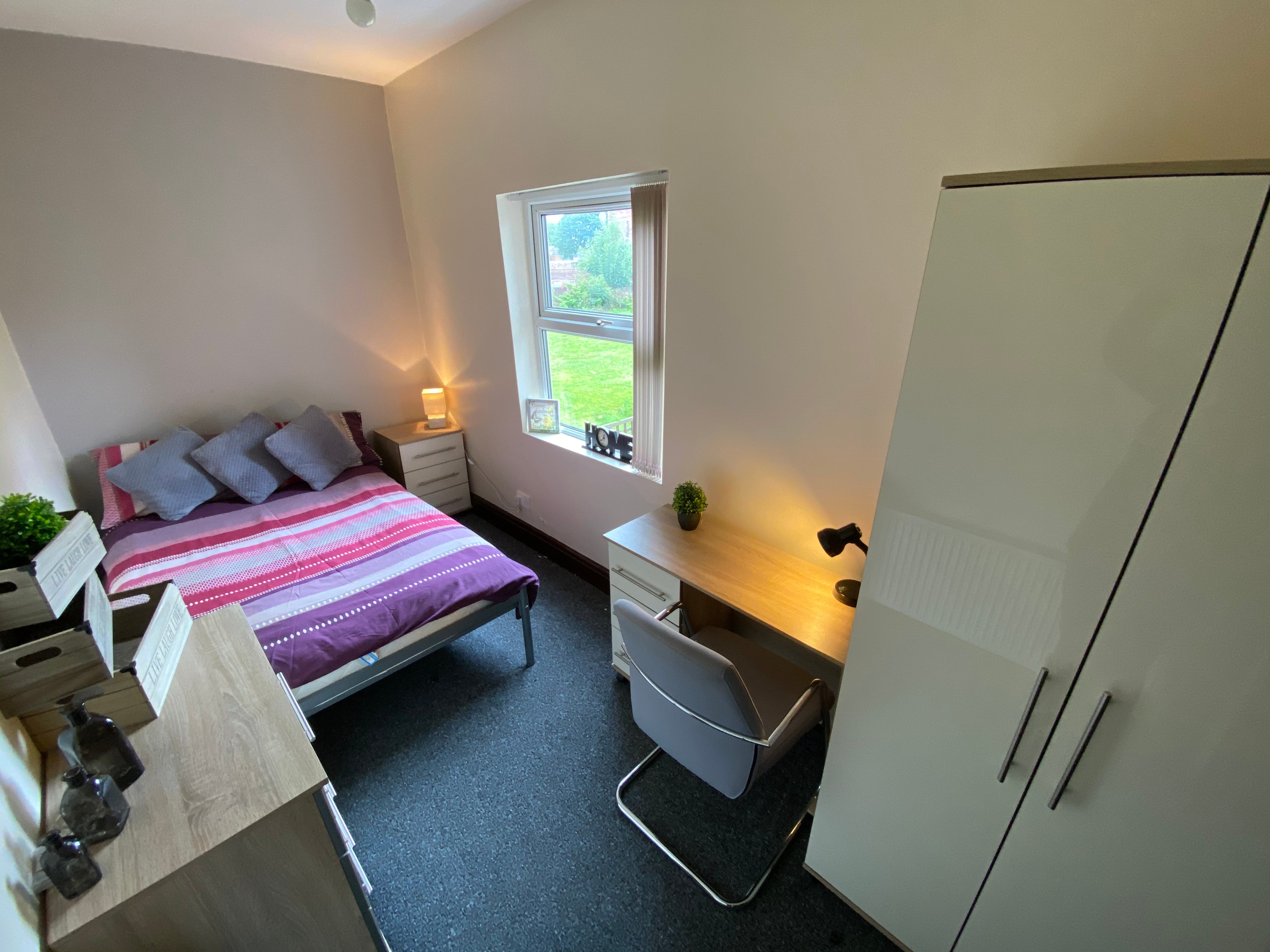 Room Richmond Grove in Manchester