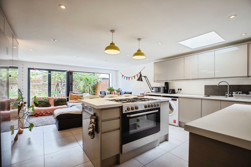 Room Dalberg Road in Greater London