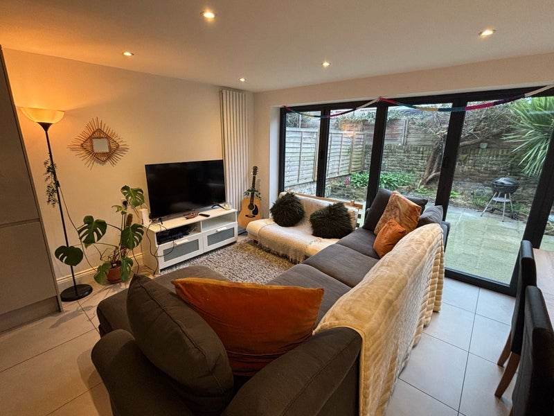 Room Dalberg Road in Greater London