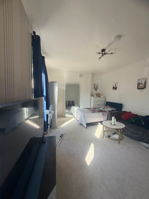 Room Cann Hall Road in Greater London
