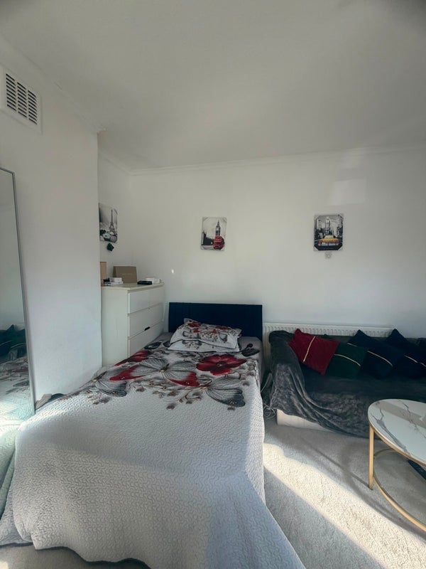 Room Cann Hall Road in Greater London