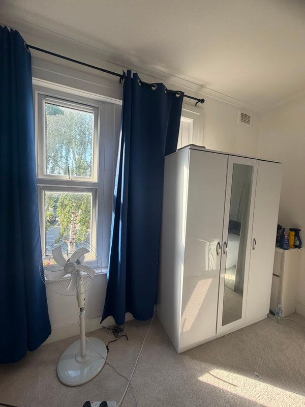 Room Cann Hall Road in Greater London