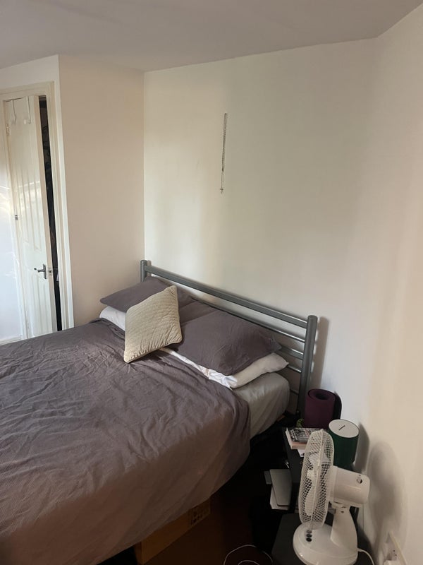 Room Clapham Road in Greater London