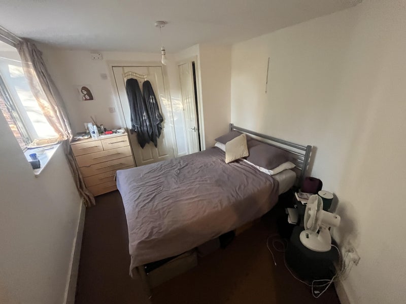 Room Clapham Road in Greater London