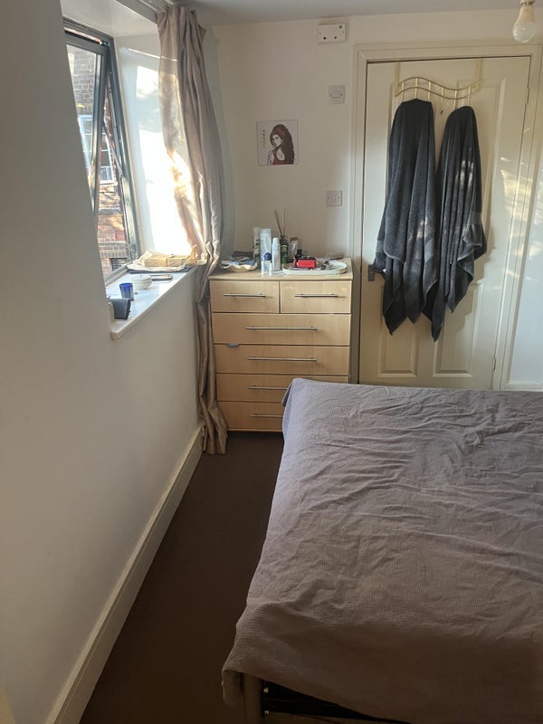Room Clapham Road in Greater London