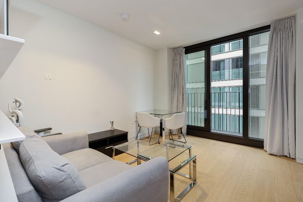 Flat Greenham Close in Greater London