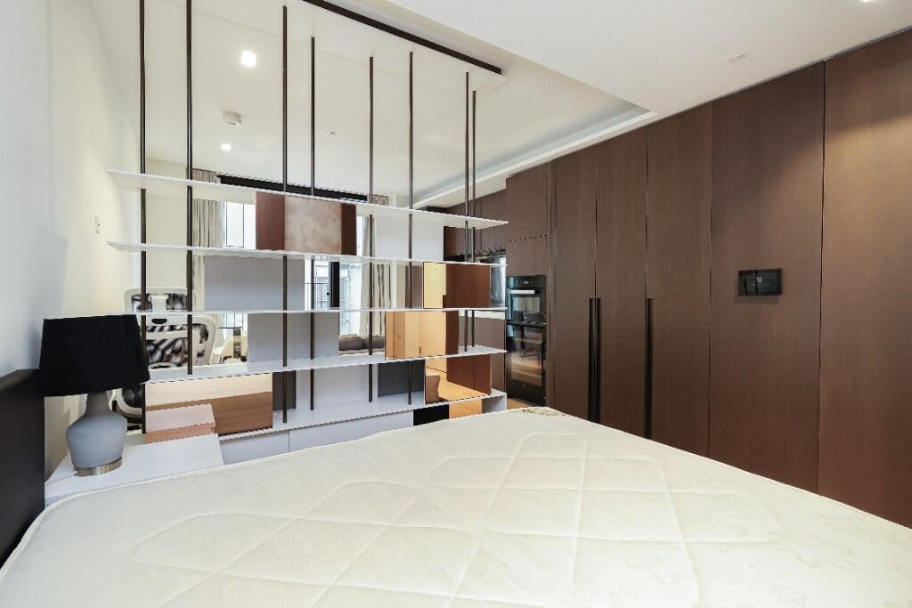 Flat Greenham Close in Greater London