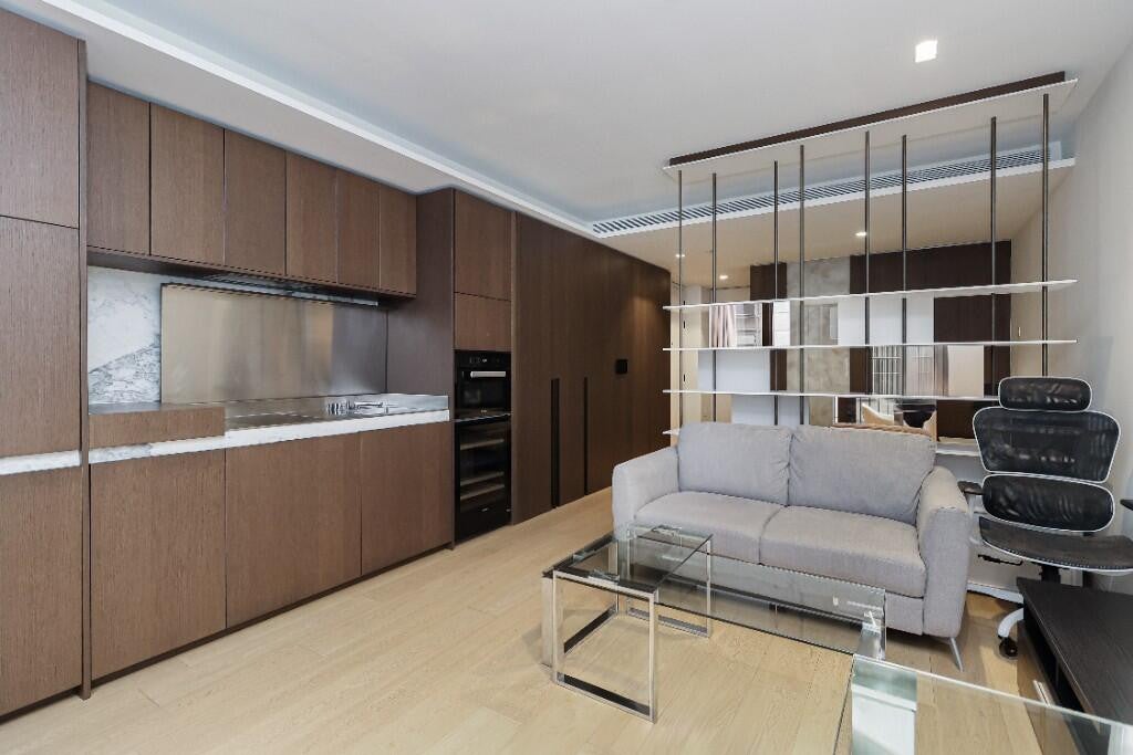 Flat Greenham Close in Greater London