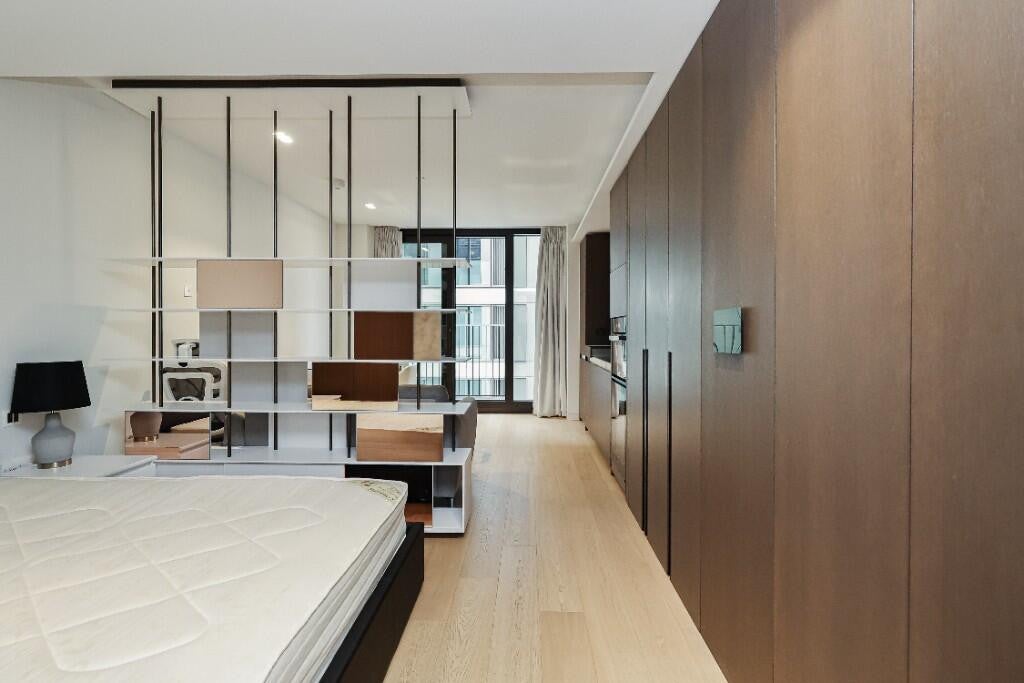 Flat Greenham Close in Greater London