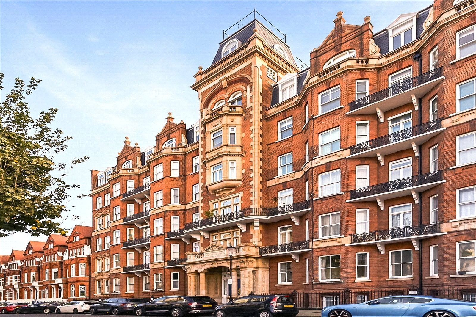 Flat Earl's Court Square in Greater London