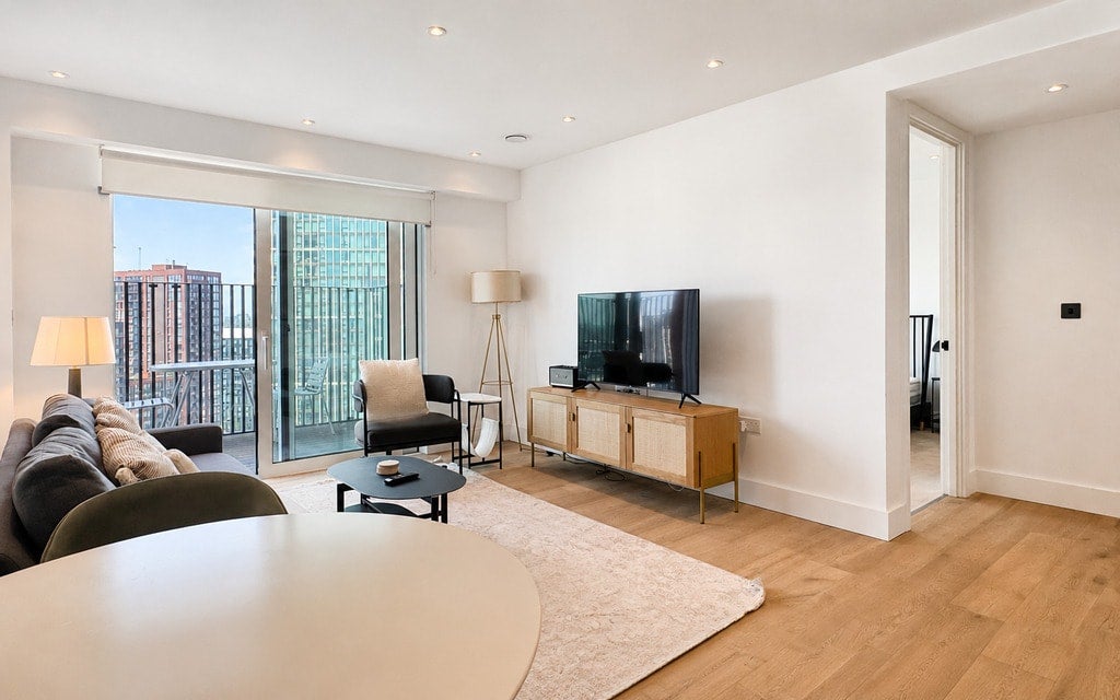 Flat Miles Street in Greater London