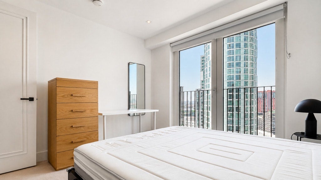 Flat Miles Street in Greater London