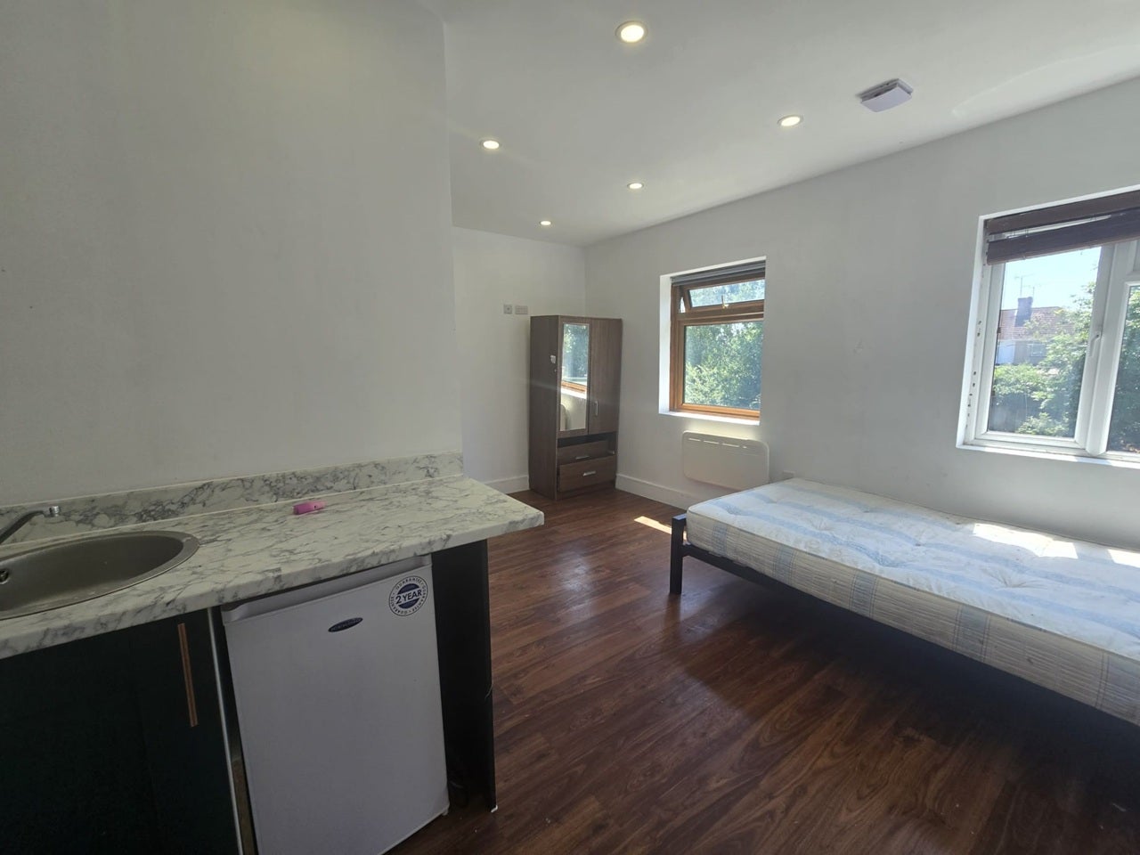 Flat Broomwood Road in Greater London