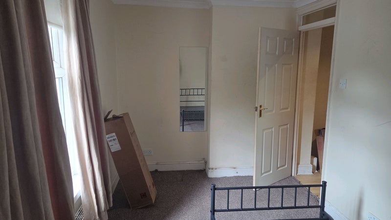 Room Oval Road in Greater London