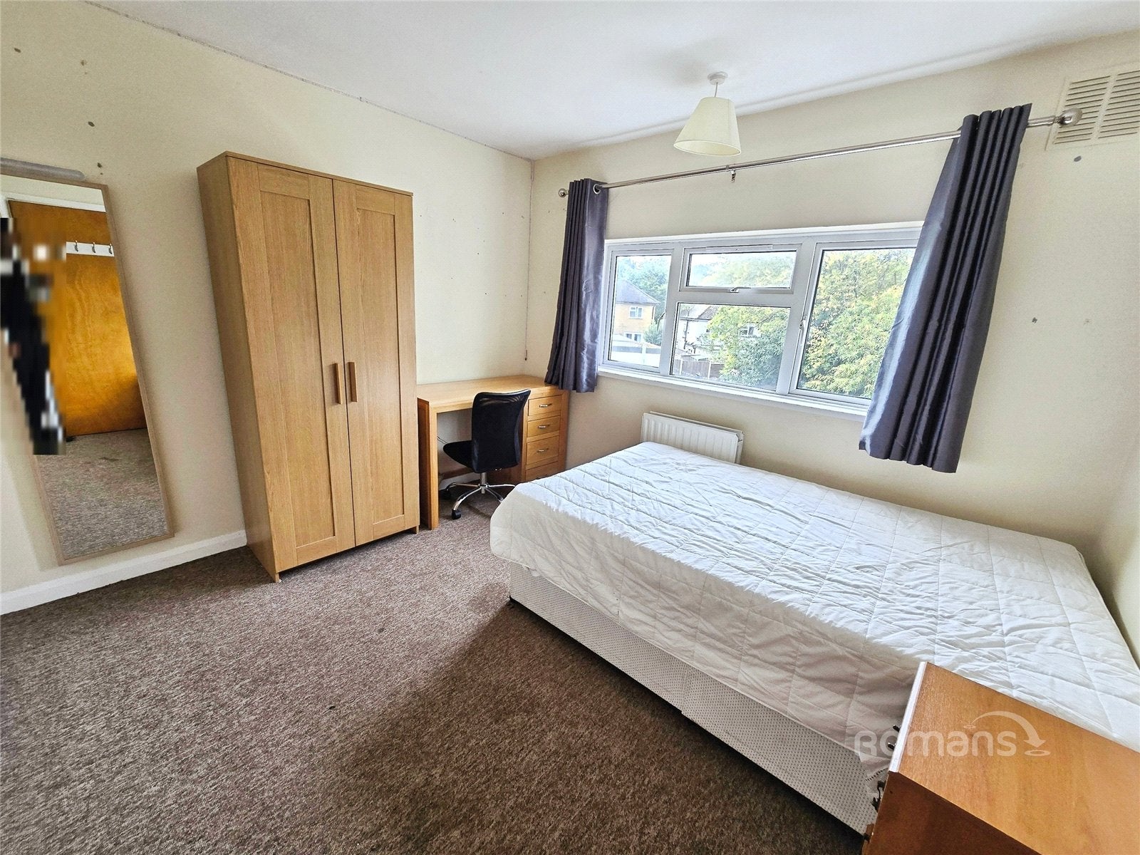 Room Larchwood Drive in Egham