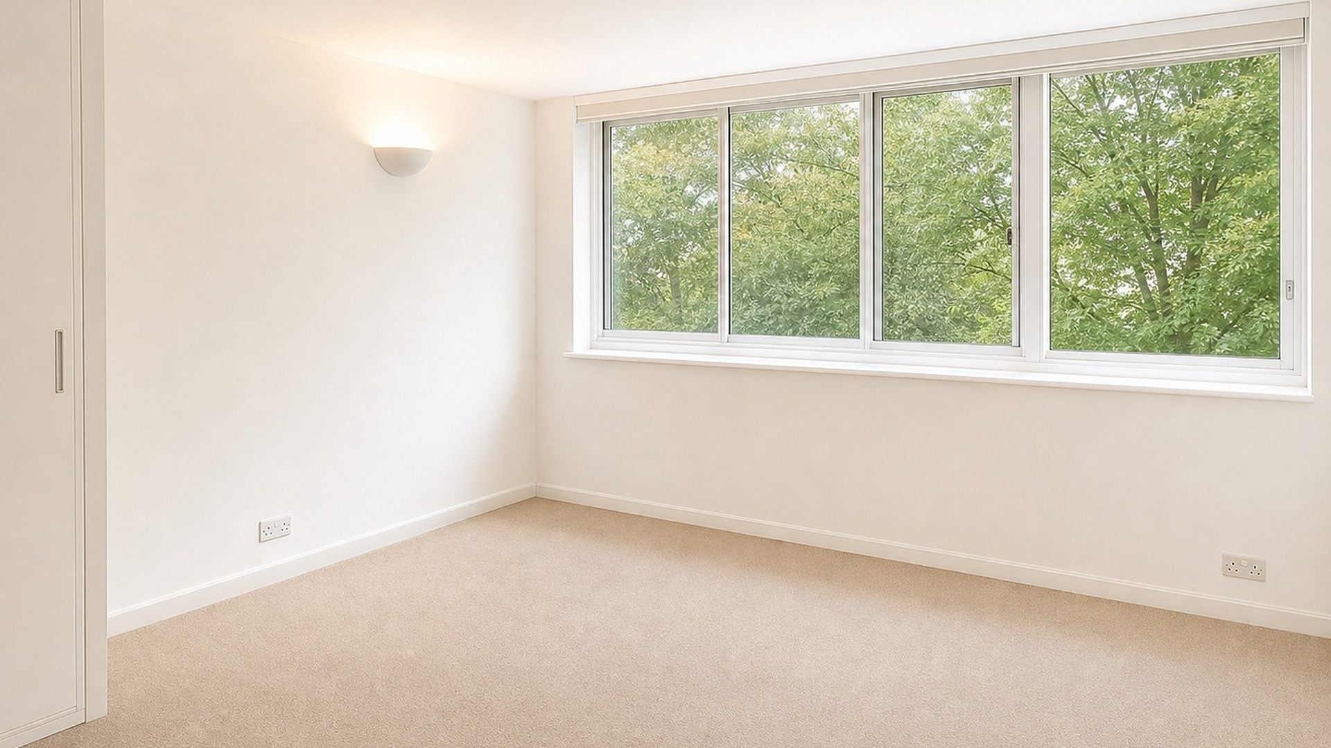 Flat Whitehorse Road in Greater London