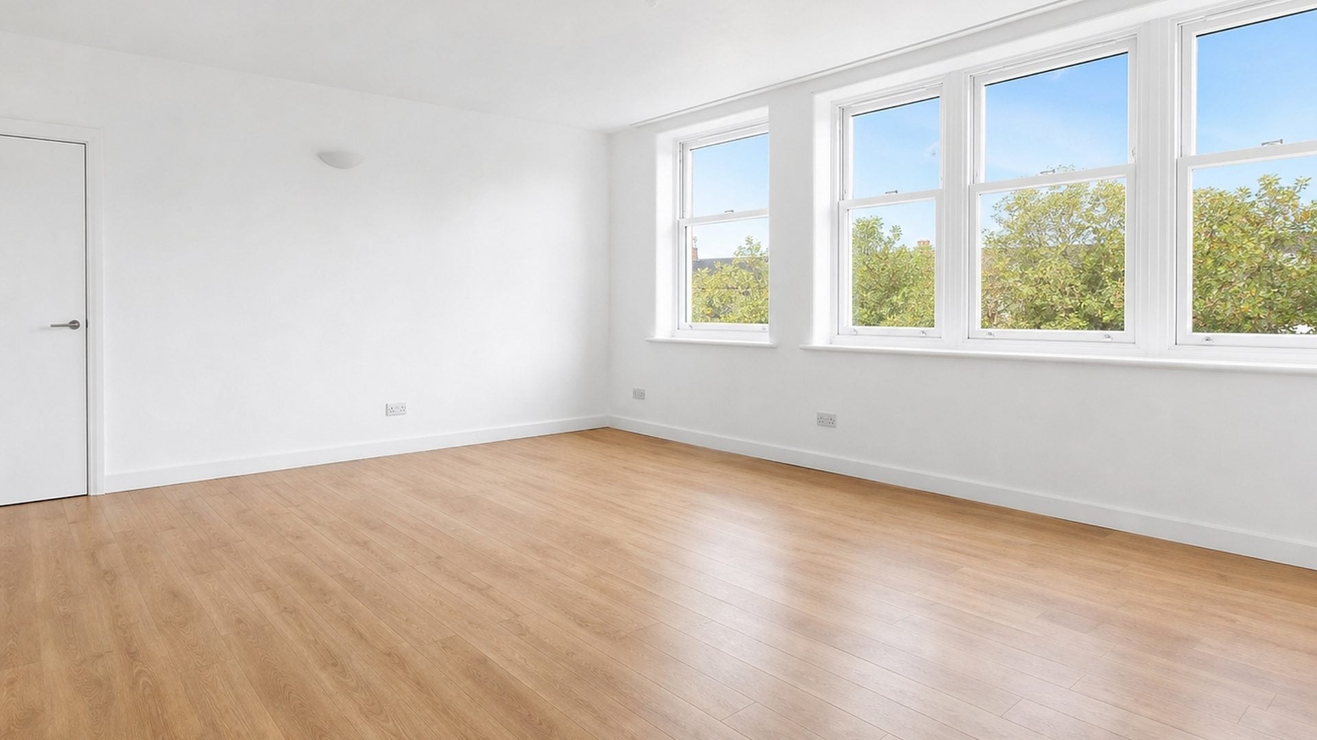 Flat Whitehorse Road in Greater London