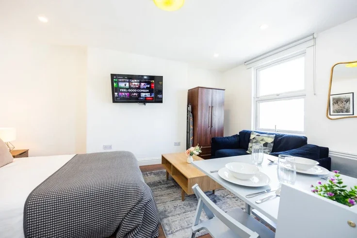 Flat Warwick Road in Greater London