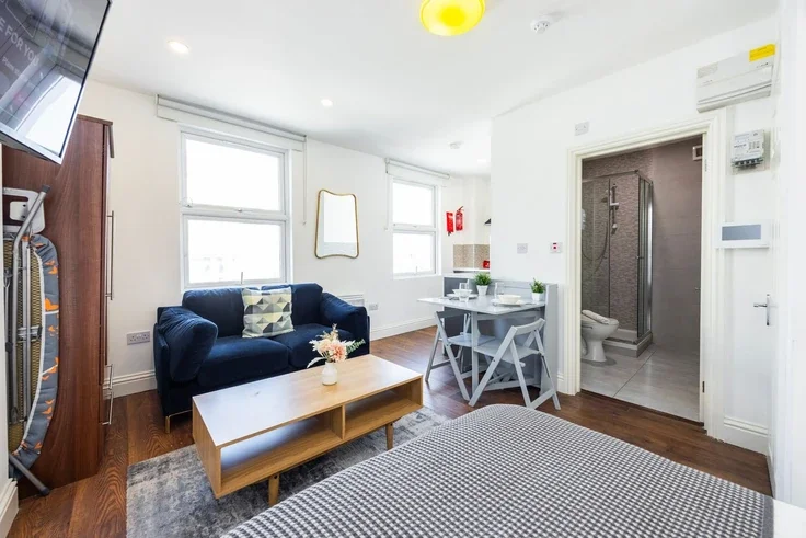 Flat Warwick Road in Greater London