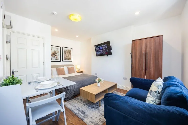 Flat Warwick Road in Greater London