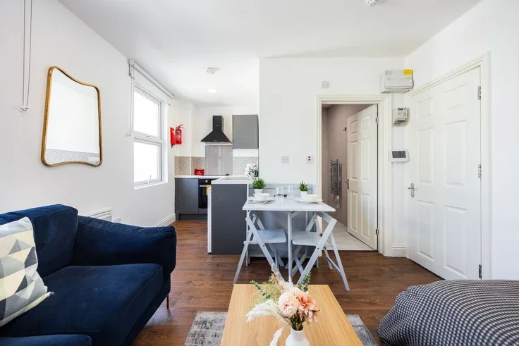 Flat Warwick Road in Greater London