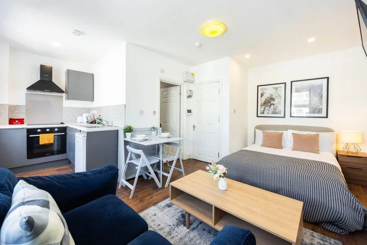 Flat Warwick Road in Greater London