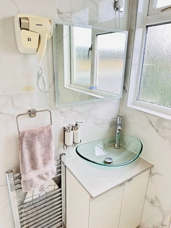 Room Leander Road in Greater London
