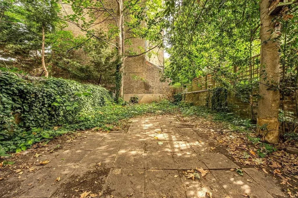 Flat Warwick Road in Greater London