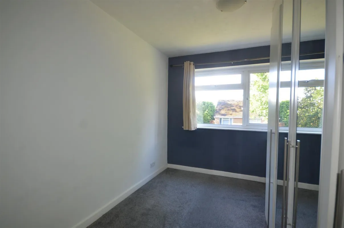 Flat Fircroft Gardens in Greater London
