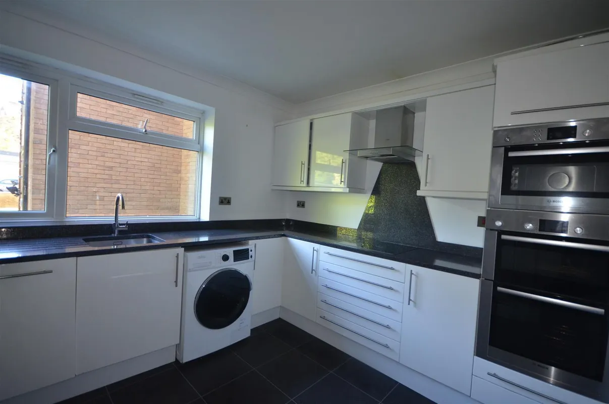 Flat Fircroft Gardens in Greater London