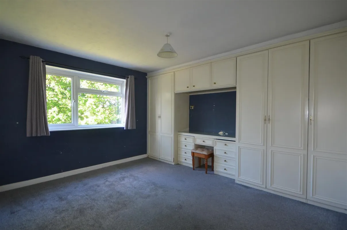Flat Fircroft Gardens in Greater London