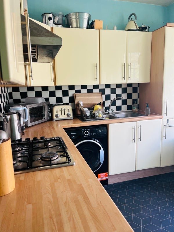 Room Boyne Road in Greater London