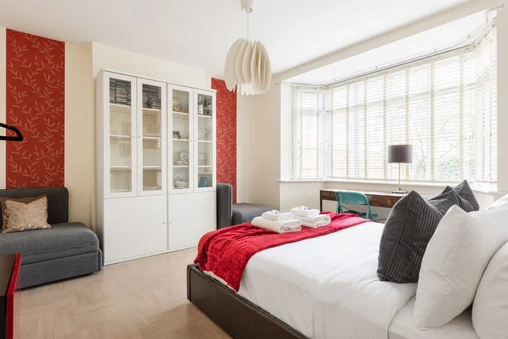 Flat Woodside Park Road in Greater London
