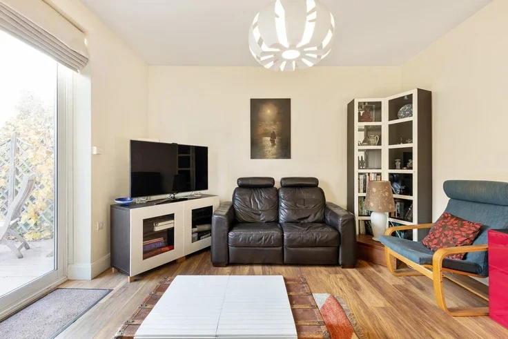 Flat Woodside Park Road in Greater London