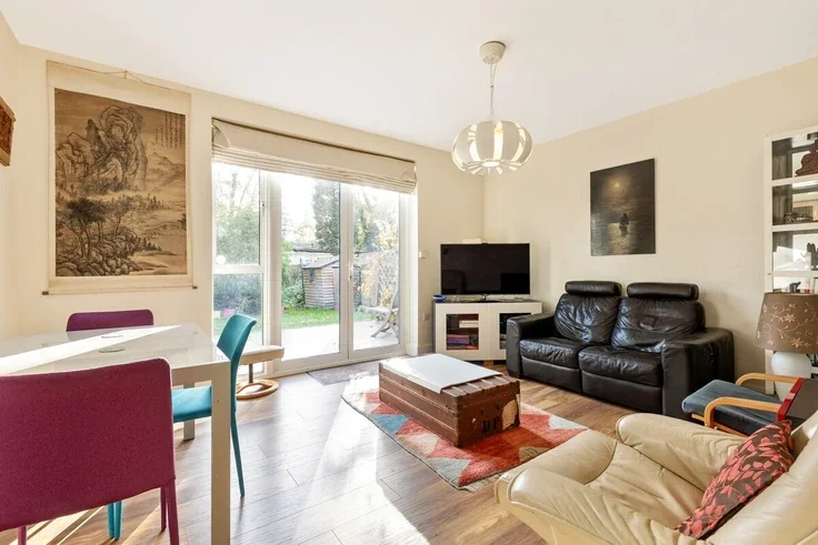 Flat Woodside Park Road in Greater London