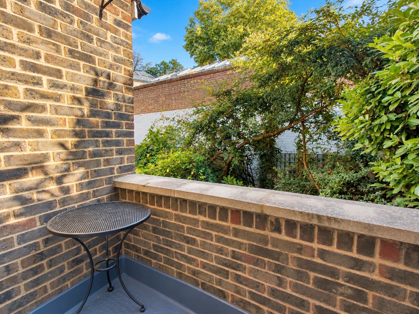 Flat Jamestown Road in Greater London